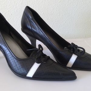 Nine West NW Yancy black w/ white stripe 11M pumps